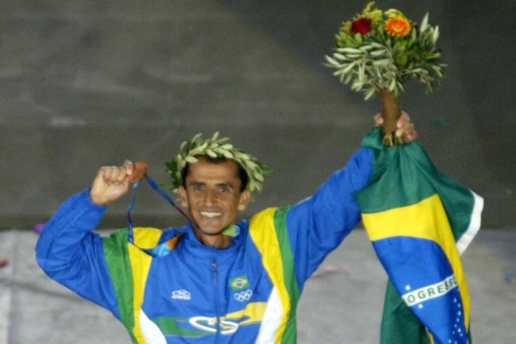 Foto: Wander Roberto (COB) - Vanderlei Cordeiro foi empurrado para fora da pista por um homem durante competição nos Jogos Olímpicos de Atenas, em 2004. Apesar disso, o atleta trouxe a medalha de bronze para casa.