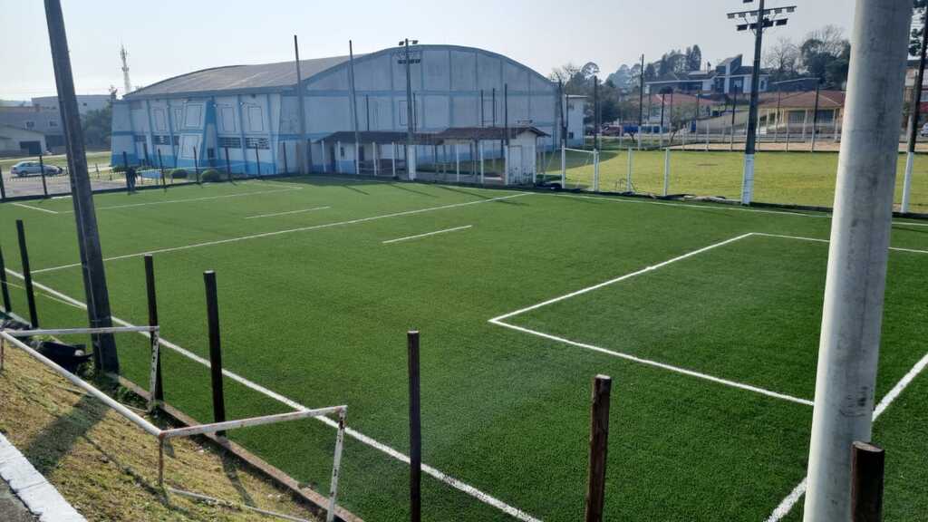 Campo de society está sendo revitalizado em Otacílio Costa