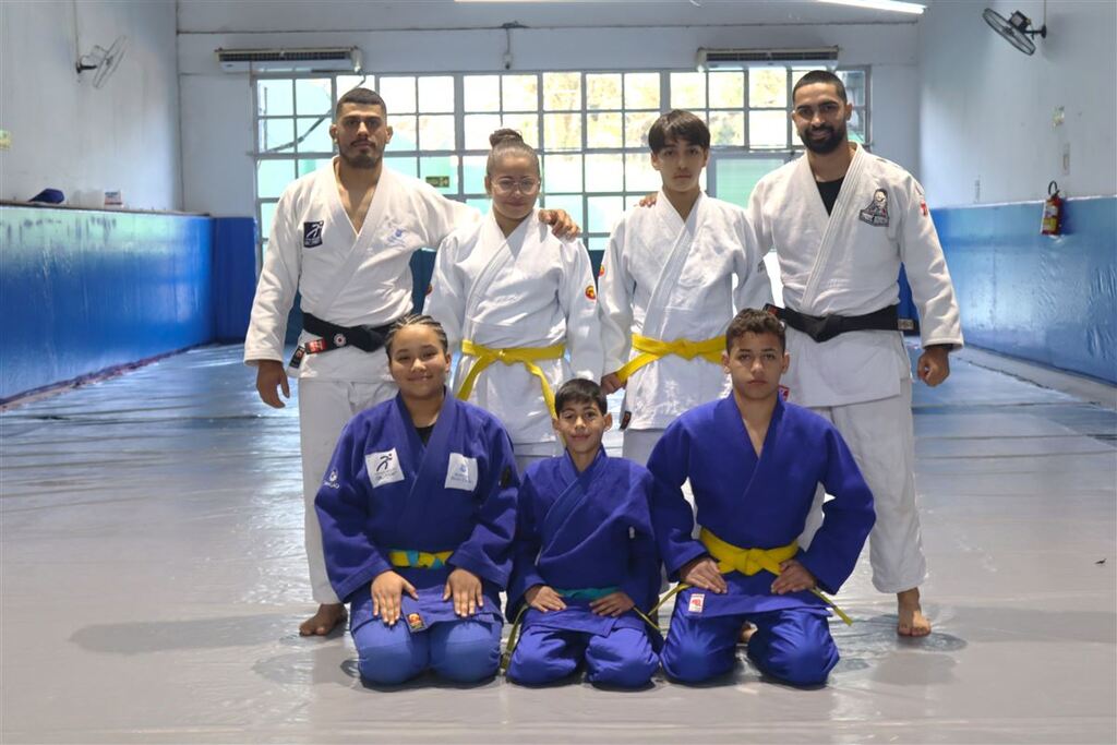 Foto: Viviane Campos (ATC) - Em pé, a partir da esquerda, o professor Matheus Hirtz, os atletas Emilly Vargas, Nicanor Serrano e o professor André Moreira. Sentados, estão os judocas Isadora Nascimento, Matheus de Jesus e Cristian Vargas