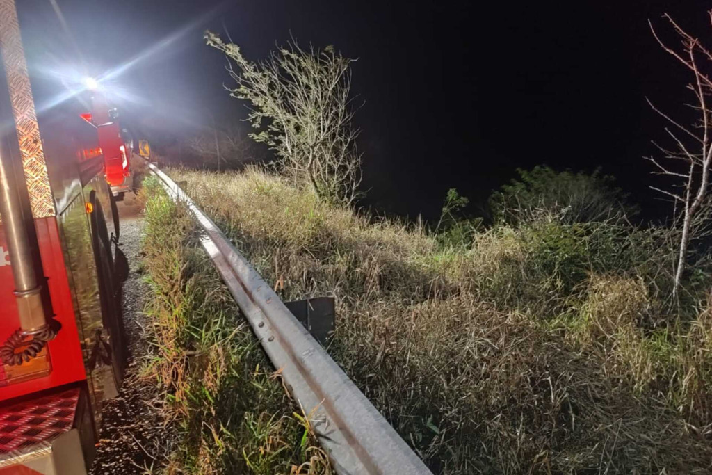 Mulher fica ferida depois de carro sair da pista e despencar em barranco na RSC-377