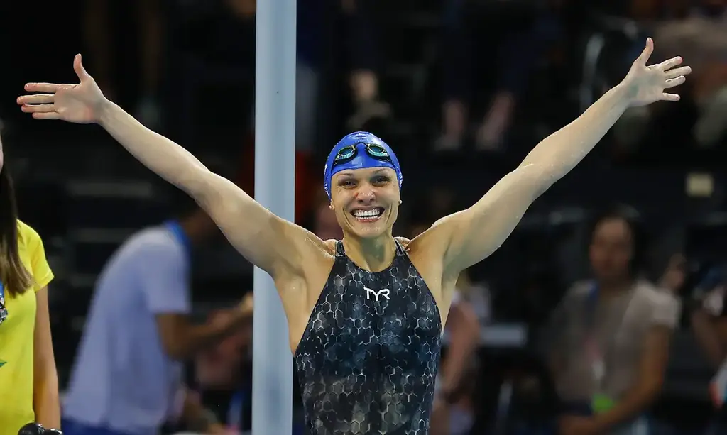 Carol Santiago é ouro nos 100m costas e faz história para o Brasil