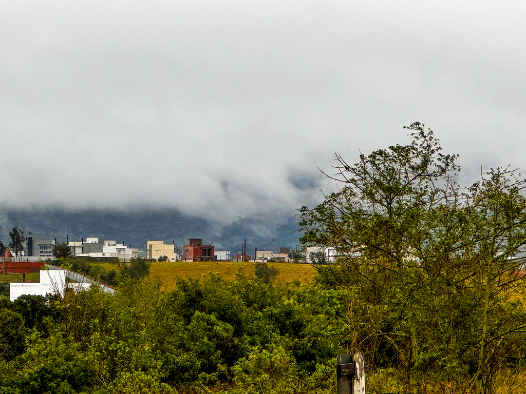 Semana iniciará com tempo nublado e temperaturas amenas; confira as mínimas e máximas