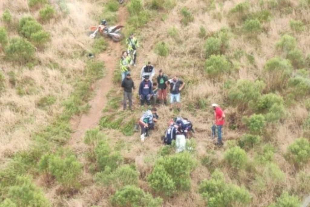 Em Garopaba, motociclista sofre fratura ao cair em descida de trilha e é resgatado por helicóptero