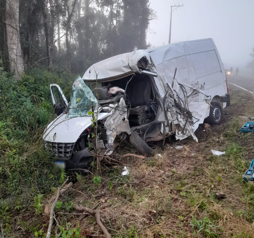 Acidente entre caminhão e van é registrado nesta manhã em Campo Erê