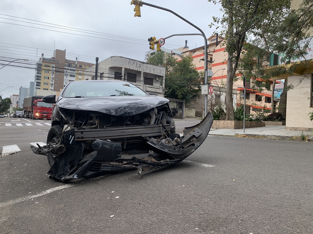 Carro e caminhão se envolvem em acidente entre a Rua dos Andradas e a Avenida Borges de Medeiros em Santa Maria