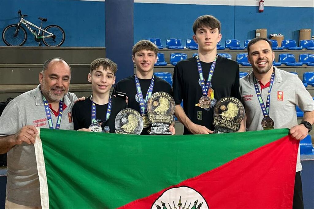 Foto: Arquivo pessoal - Os cinco santa-marienses defendem as cores do Corintians Atlético Clube e foram convocados pela Federação Gaúcha de Basketball (FGB)