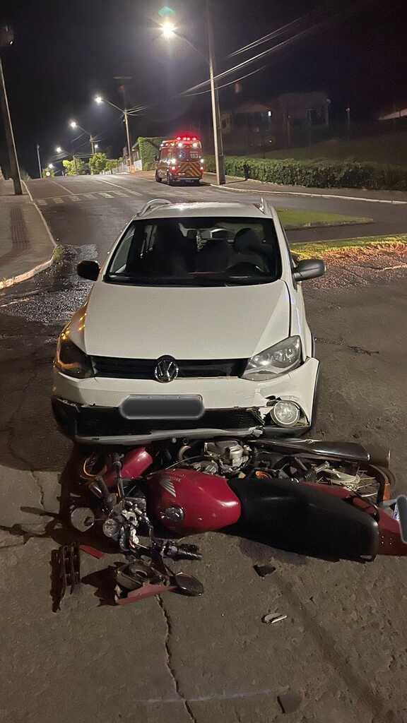 Trânsito lento e mulher ferida: carro e moto se envolvem em acidente