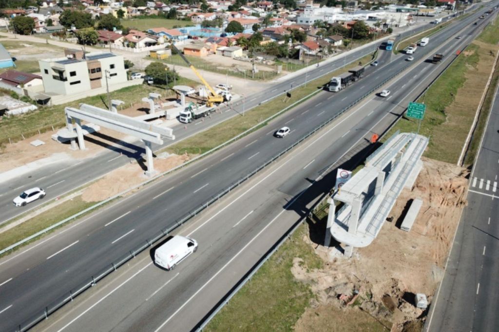 Içamento de vigas de nova passarela interdita BR-101 em Imbituba