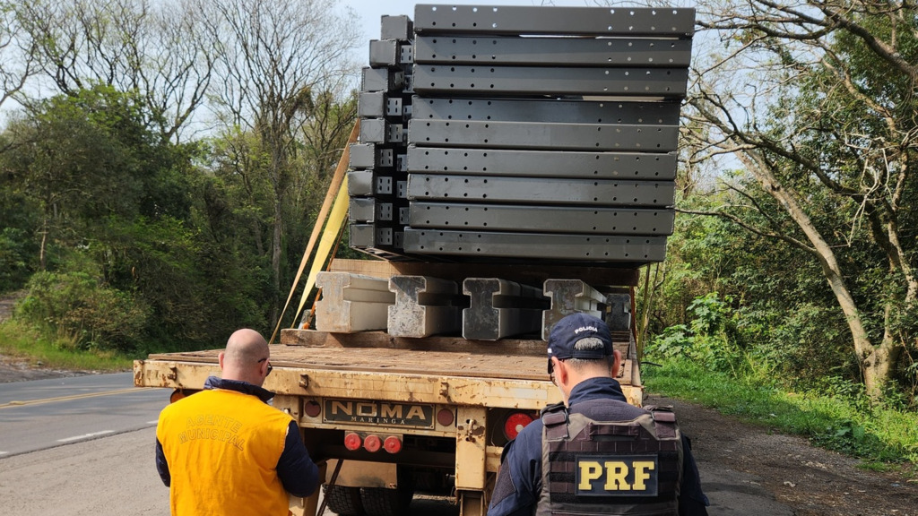 Foto: Polícia Rodoviária Federal (PRF)/Divulgação - Carga de estruturas metálicas, que iriam de Cruz Alta para Dom Pedrito, estava solta na carroceria e oferecia risco aos demais motoristas