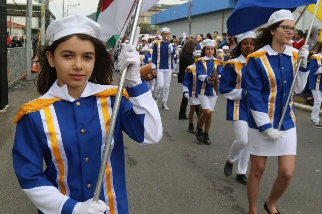 Desfile de 7 de setembro reúne escolas, entidades e autoridades em Imbituba