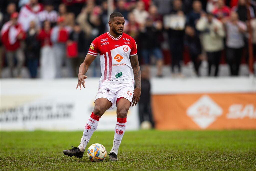 Foto:Patrício de Freitas - Zagueiro Rodrigo Augusto está entre os jogadores que defenderam o Alvirrubro neste ano e devem voltar ao clube em 2025