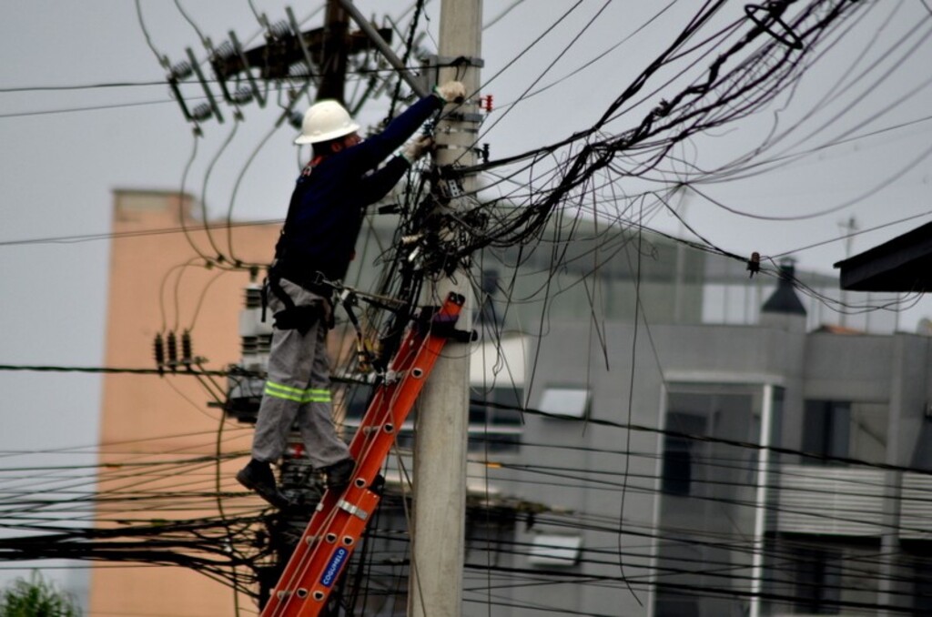 Mais de 200 kg de fios sem uso são recolhidos em mutirão realizado em trechos do Bairro Dores