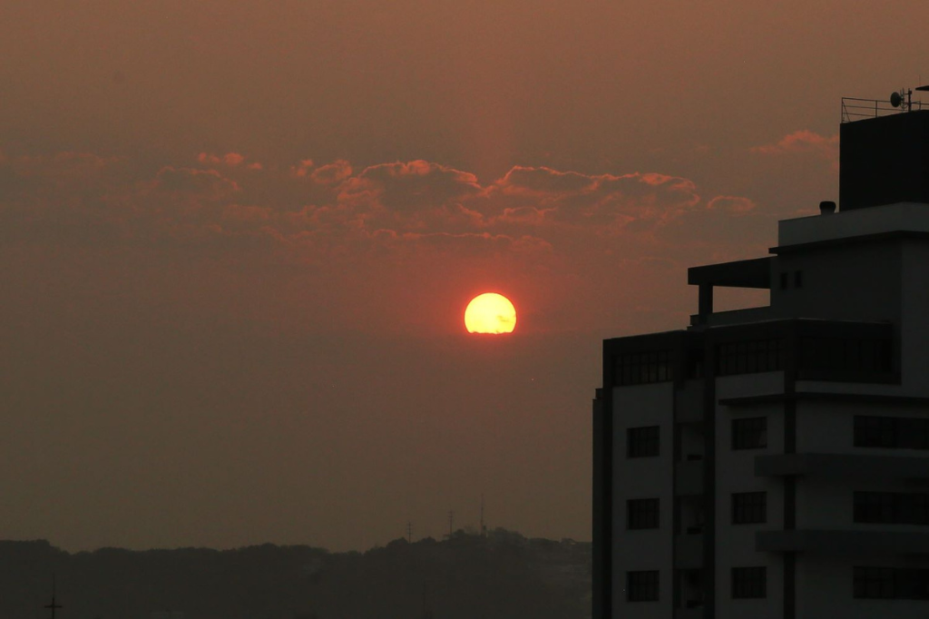 Imagem Airton Fernandes / SDC - Santa Catarina volta a registrar presença de fumaça vinda da Amazônia e do Centro-Oeste no ar