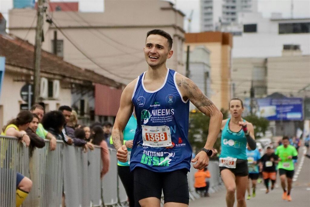 Estudante que fraturou os pés em queda de elevador da UFSM se supera ao concluir prova da Maratona de Santa Maria cinco meses após o acidente