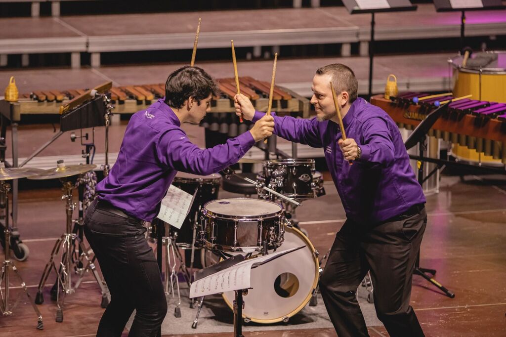 Musicarium lança uniforme exclusivo para turnê internacional com concerto gratuito