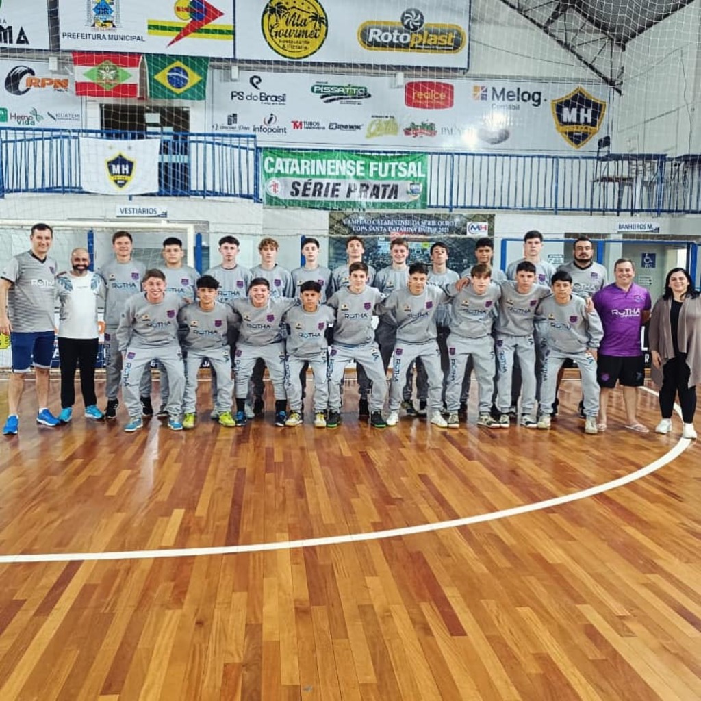 Atletas do sub-17 receberam uniformes de passeio