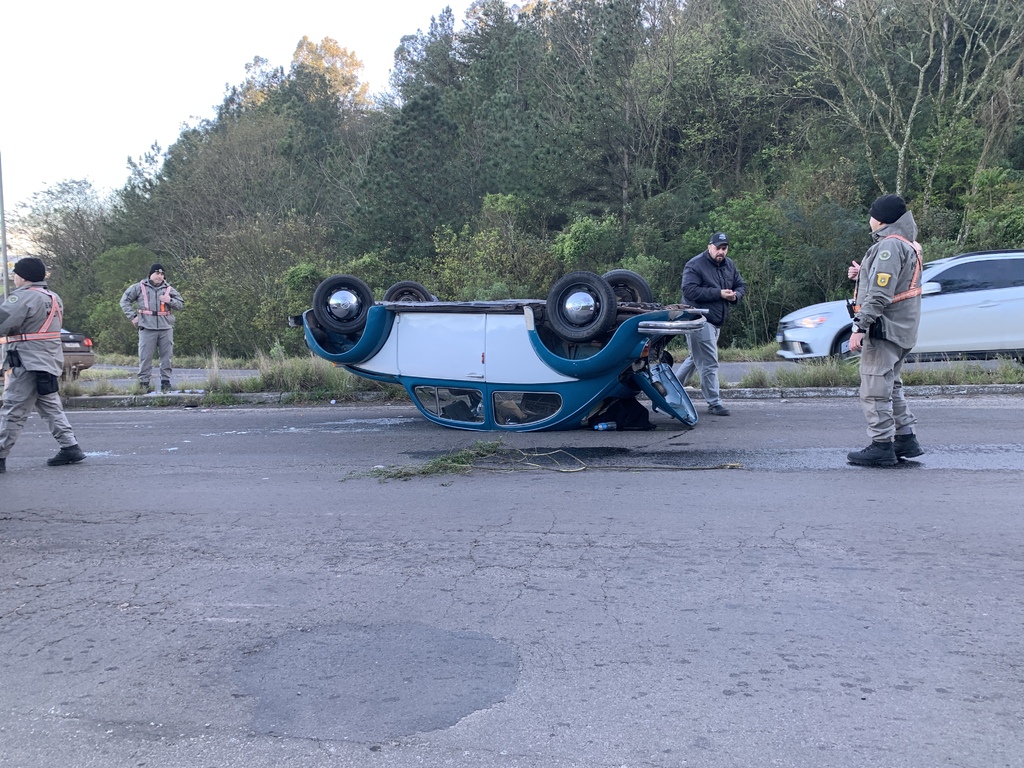 Acidente envolvendo fusca causa congestionamento na Faixa Nova; motorista foi pego no teste do bafômetro