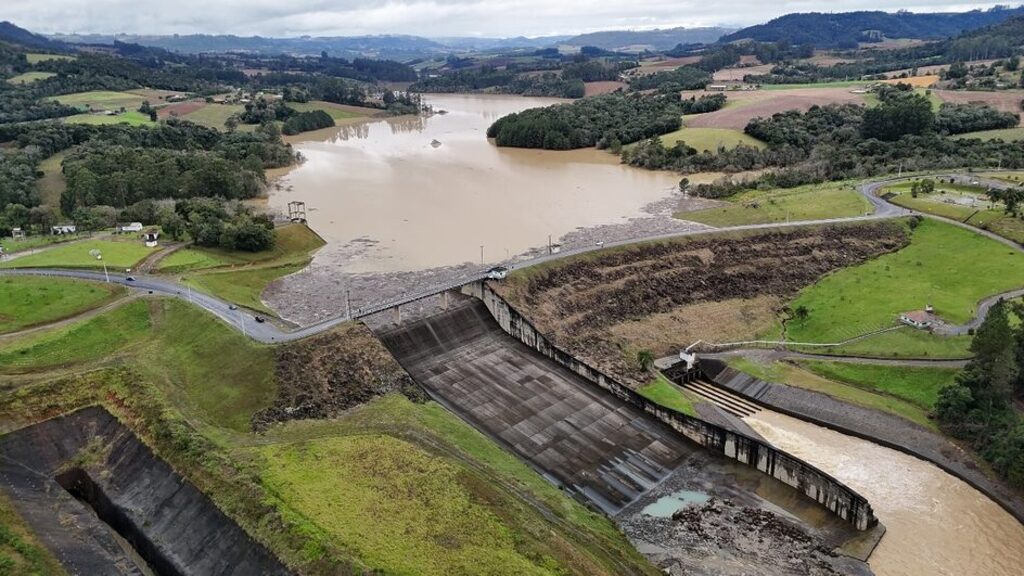 Estrutura tem problemas graves em duas das cinco comportas (Foto: Patrick Rodrigues, NSC) - 