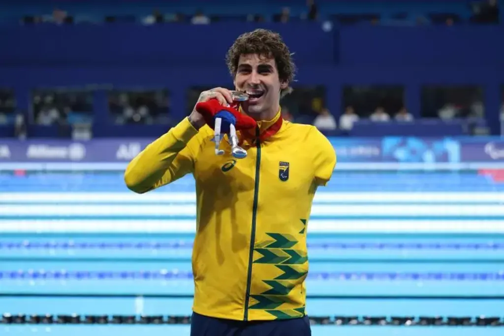 Alexandre Schneider/CPB - O paratleta brasileiro Talisson Glock conquistou a medalha de prata nos 100m livre S6 nos Jogos Paralímpicos de Paris nesta quinta-feira (5). Com uma recuperação impressionante nos últimos 50 metros, Glock terminou a prova em 1m05s27.