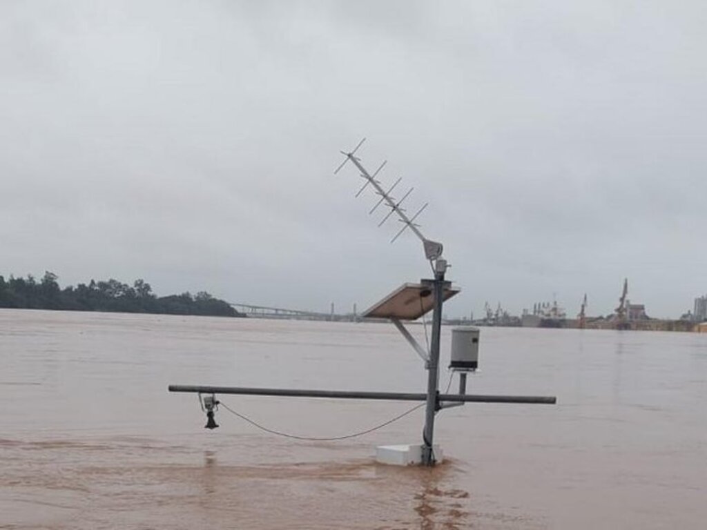 Estado assina contrato com empresa para recuperação de 12 estações de monitoramento de nível de chuva e rios