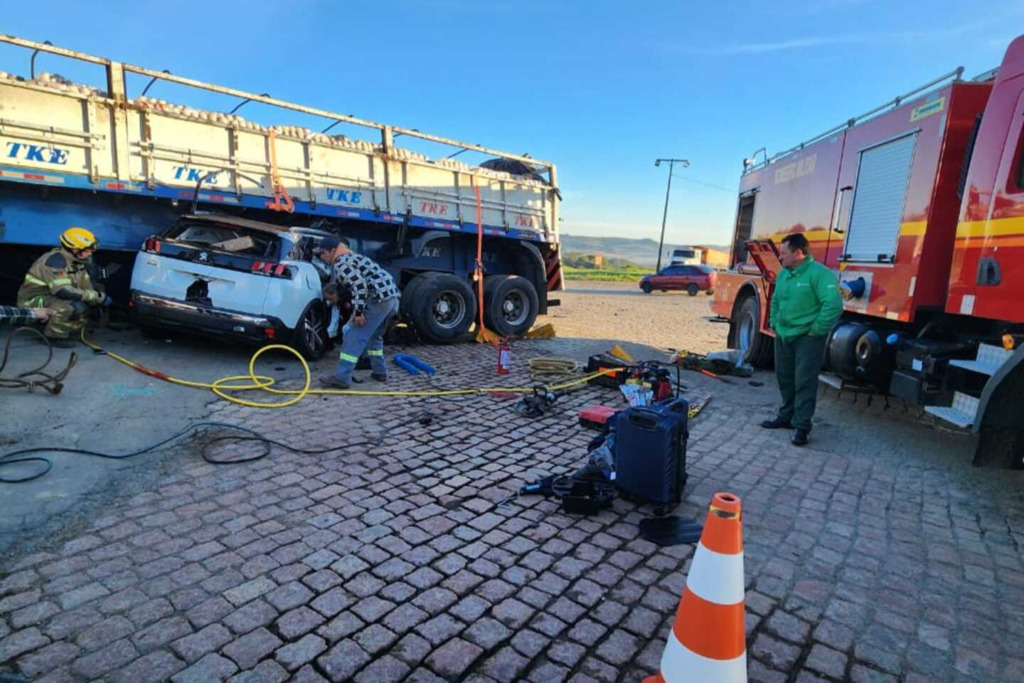 Foto:Corpo de Bombeiros/divulgação - O acidente ocorreu no km Km 282, em frente ao Posto Pillon.