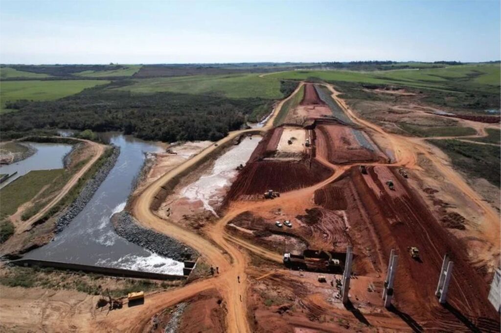 Evolução das obras da barragem Jaguari contrasta com paralisação da Taquarembó