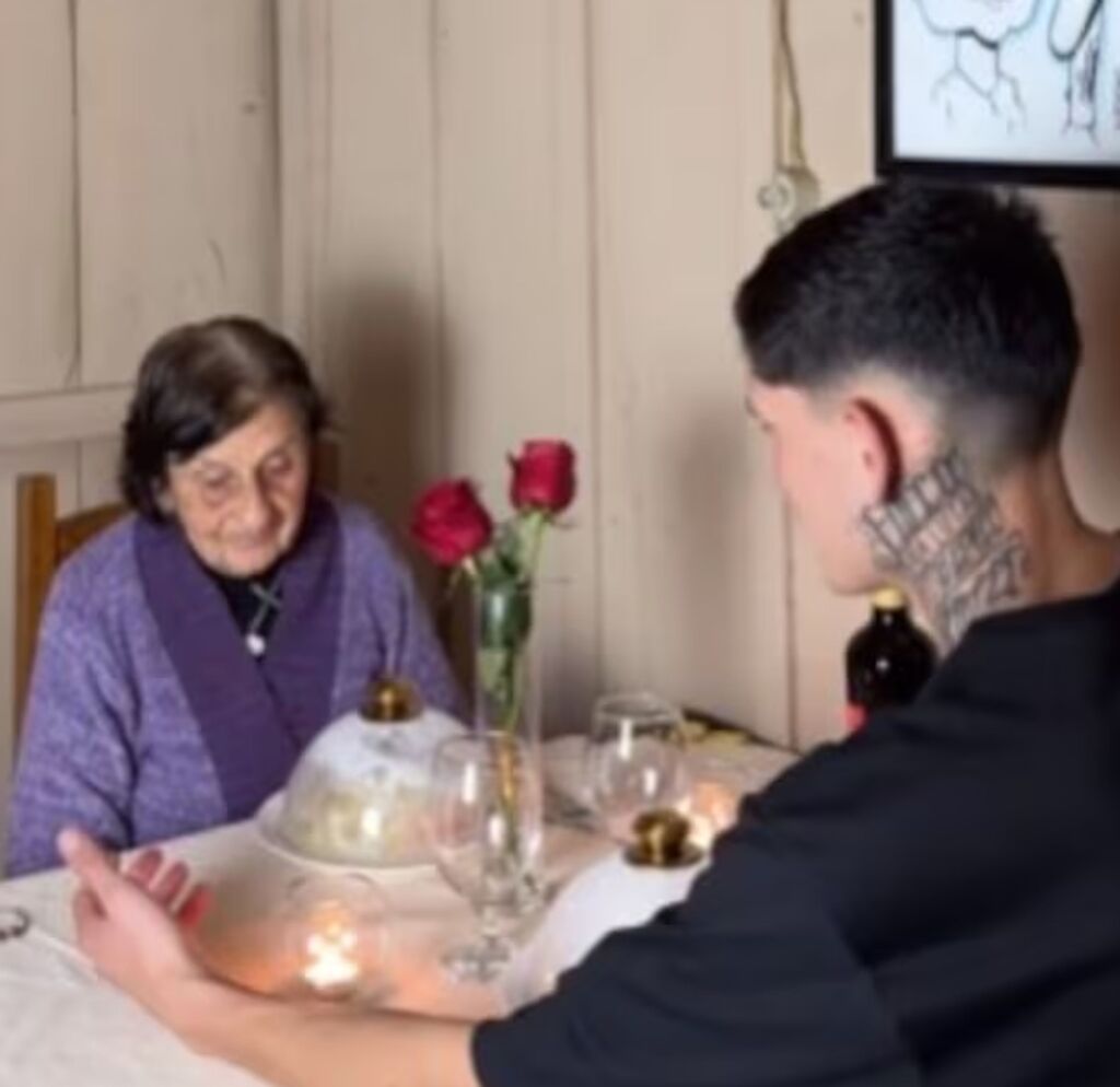 JOVEM REALIZA SONHO DE TIA IDOSA COM JANTAR À LUZ DE VELAZ QUE ELA NUNCA TEVE.