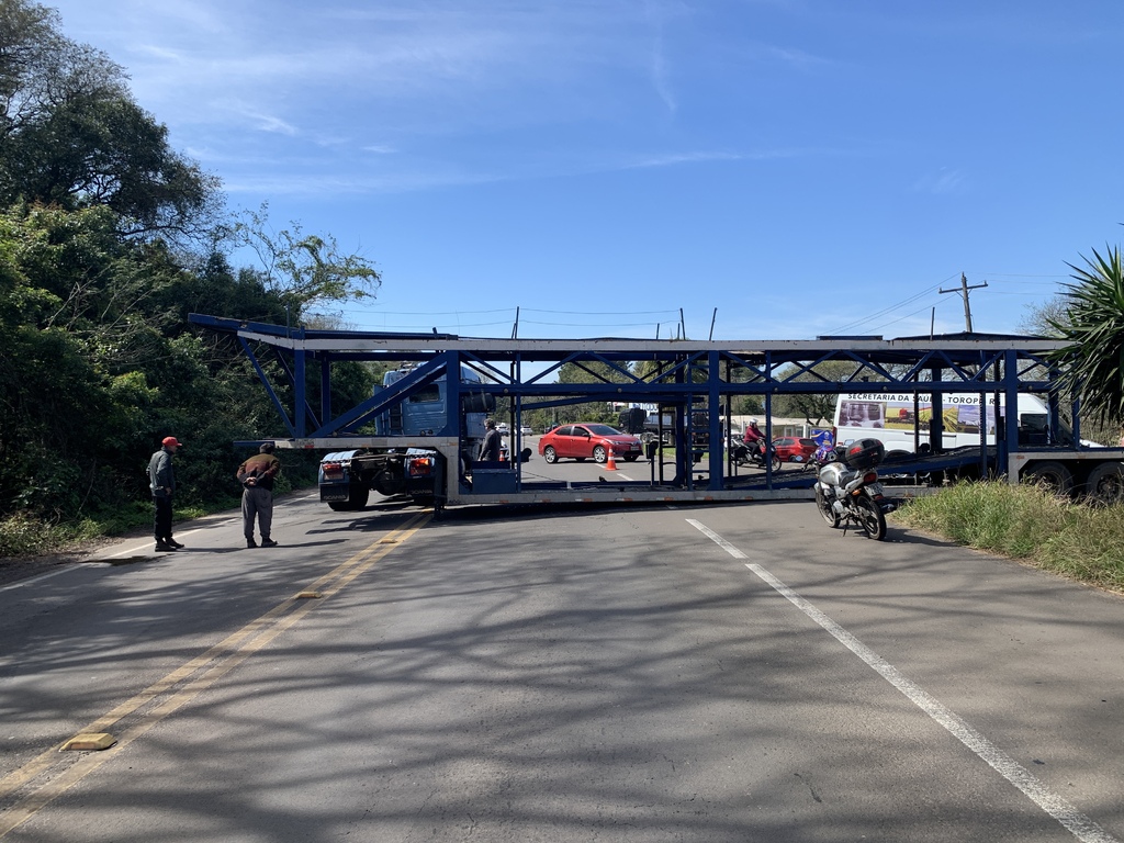 VÍDEO: Caminhão-cegonha bloqueia trânsito na Faixa Nova após motorista não conseguir fazer retorno