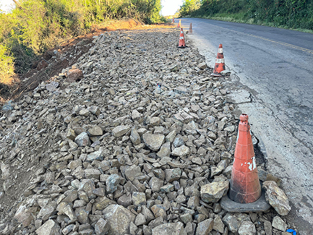  - Pista que estava cedendo no KM 58 na SC-283 foi preenchida com cargas de pedra