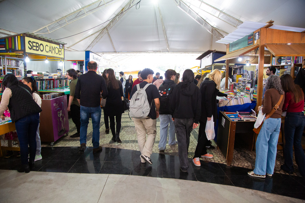 título imagem 📚 Último dia de Feira do Livro: confira a programação deste sábado na Praça Saldanha Marinho