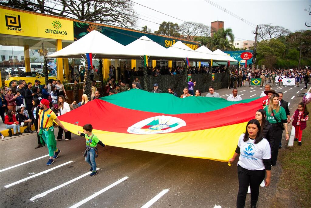 Homenagem às vitimas e aos voluntários das enchentes marcam o desfile de 7 de Setembro em Santa Maria