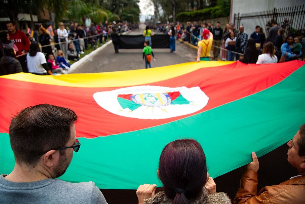 Homenagens aos voluntários e às vítimas das enchentes marcam o desfile de 7 de setembro em Santa Maria