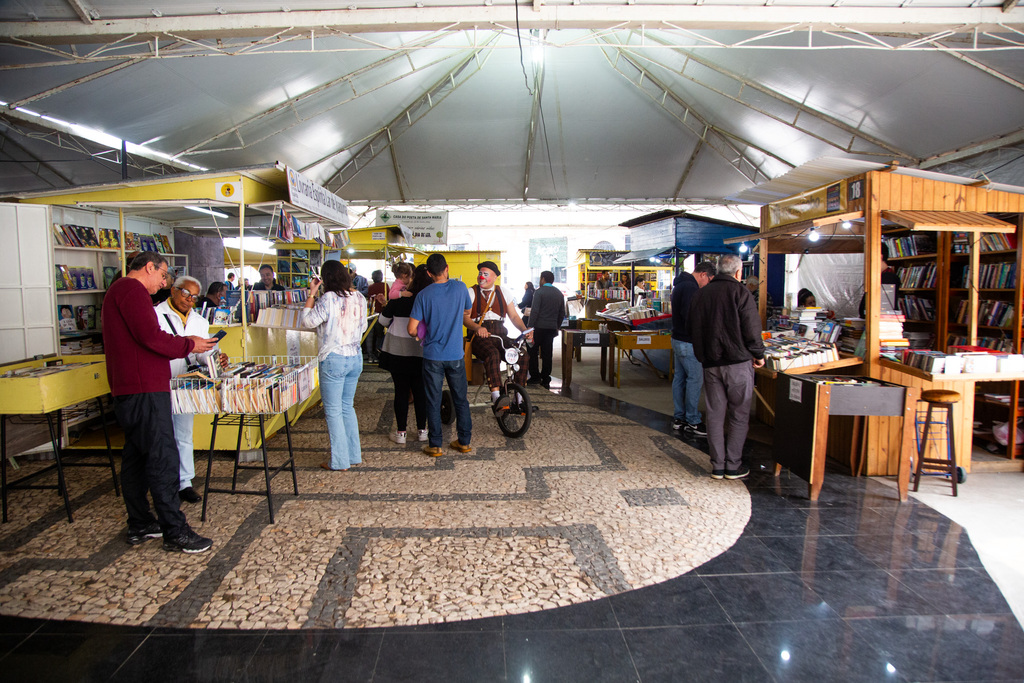 título imagem 51ª Feira do Livro de Santa Maria chega ao fim com 277 obras lançadas