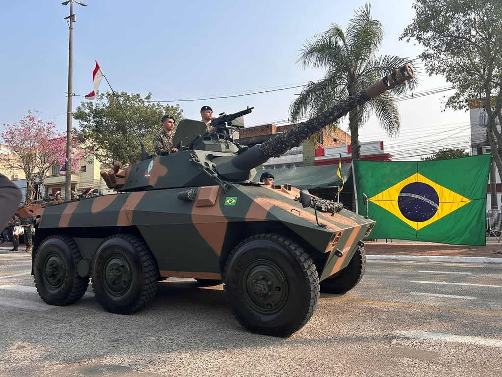 Desfile de Independência reúne multidão em Uruguaiana