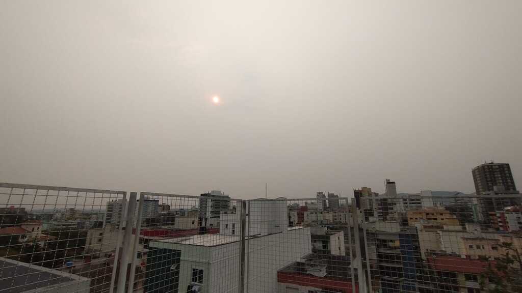 Foto: Marcos Fonseca - Presença de fumaça no céu de Santa Maria no feriado de sábado