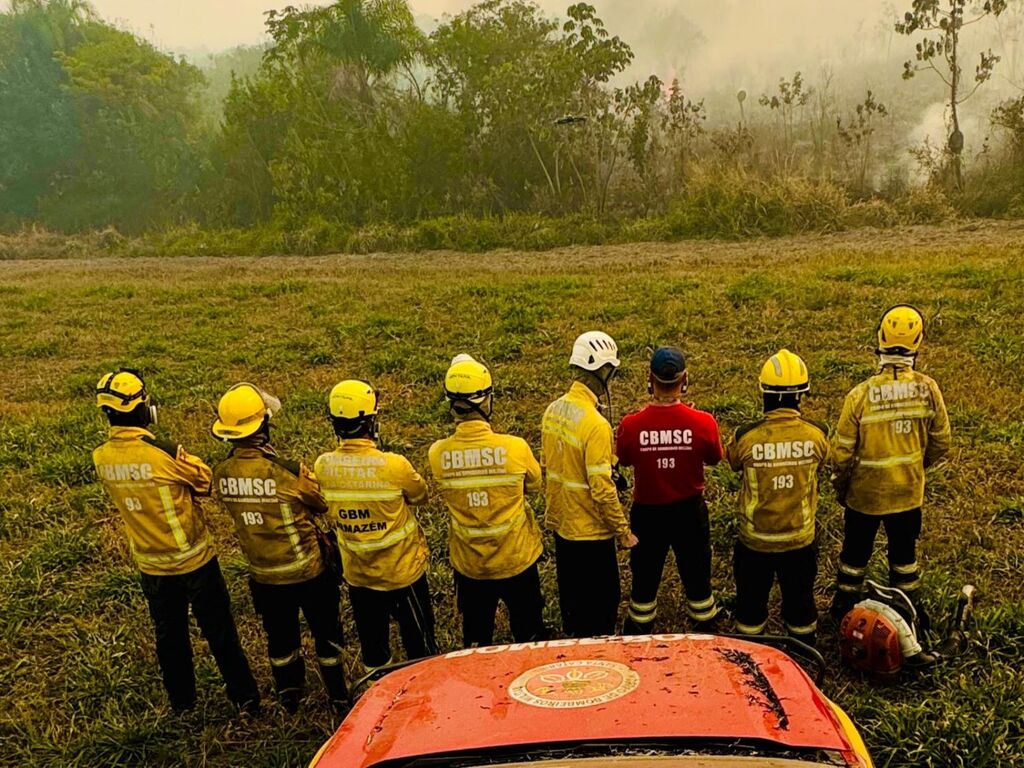 Bombeiros de SC intensificam combate às chamas no Mato Grosso do Sul