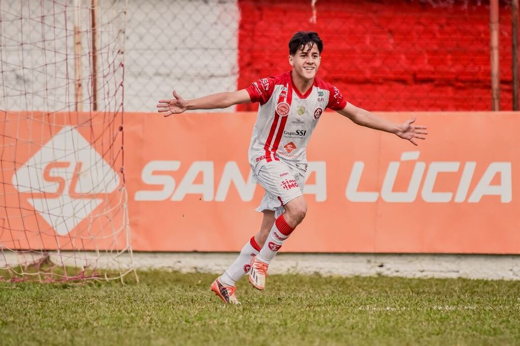 Foto: Renata Medina (Inter-SM) - O atacante Carlos Callegaro foi o autor do gol da vitória dos meninos do Alvirrubro na tarde do domingo (8), na Baixada