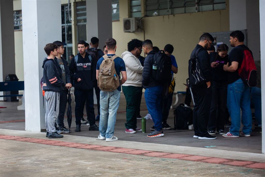 título imagem Com chuva e programação de boas-vindas, estudantes voltam às aulas na UFSM; confira como foi a manhã no campus