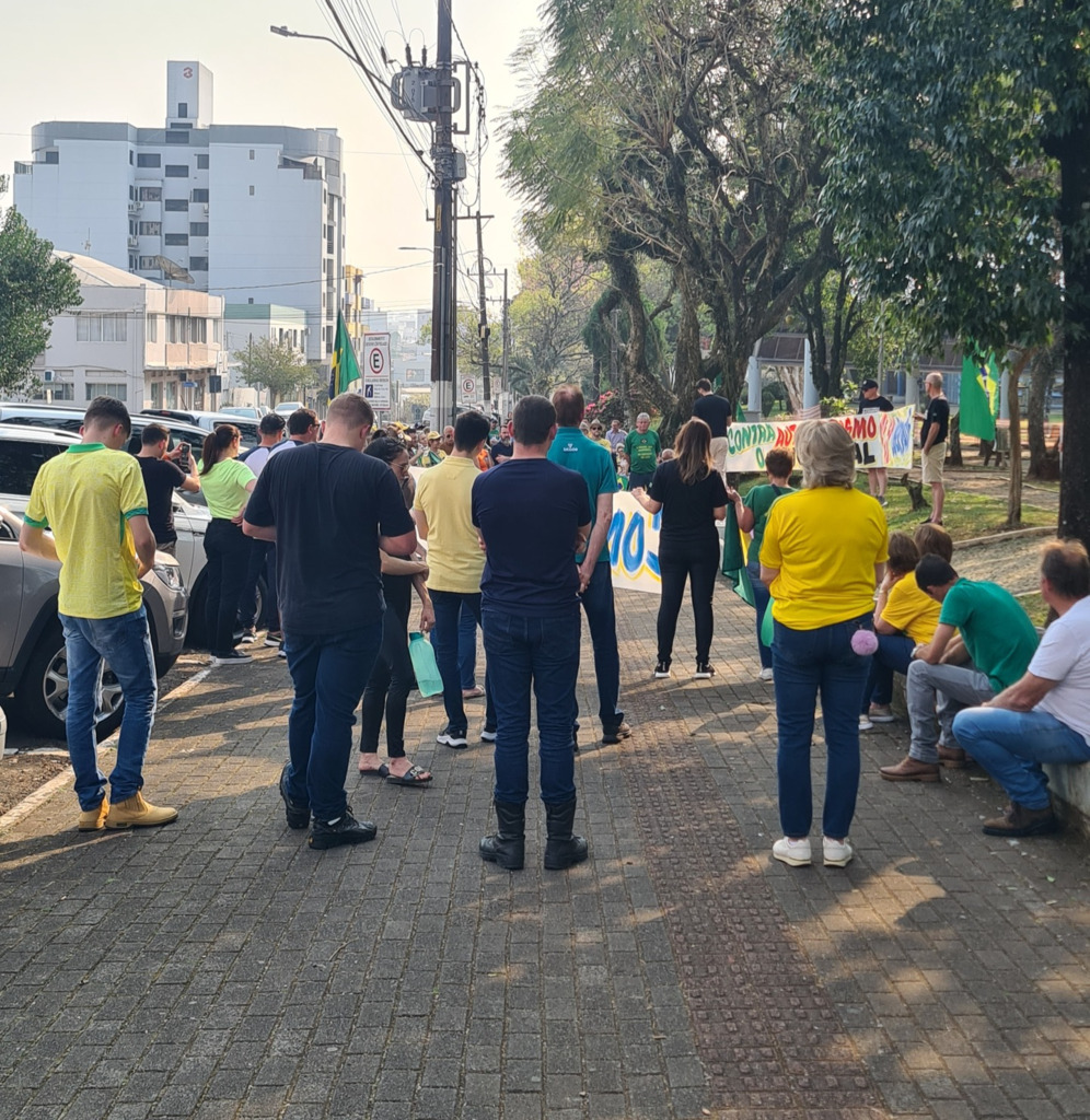 Manifestação reúne cerca de 100 pessoas em São Miguel do Oeste