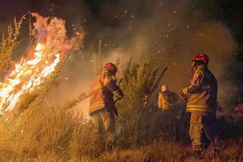 Brasil envia equipe de bombeiros para combater incêndios na Bolívia