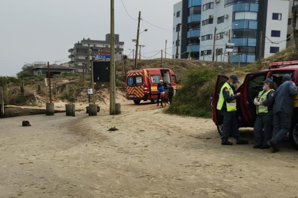 Adolescentes são resgatados pelos bombeiros após ficarem à deriva na Praia do Gravatá, em Laguna