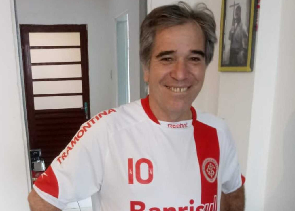 Foto: Arquivo Pessoal - Registro do dia em que Daniele presentou Orosman com a camiseta do Internacional, seu time de coração