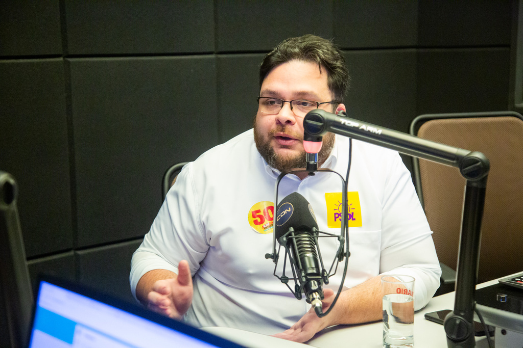 Beto Albert (Diário) - Candidato da Federação PSol-Rede, Alidio da Luz abriu a série de entrevistas com os prefeituráveis na Rádio CDN