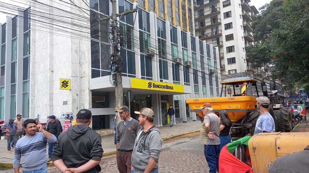 Trabalhadores rurais realizam manifestação em frente ao Banco do Brasil