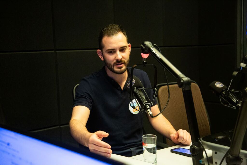 Foto: Beto Albert (Diário) - Giuseppe Riesgo, da Coligação Novo, MDB e Avante, foi o segundo participante da série de entrevistas com os prefeituráveis na Rádio CDN