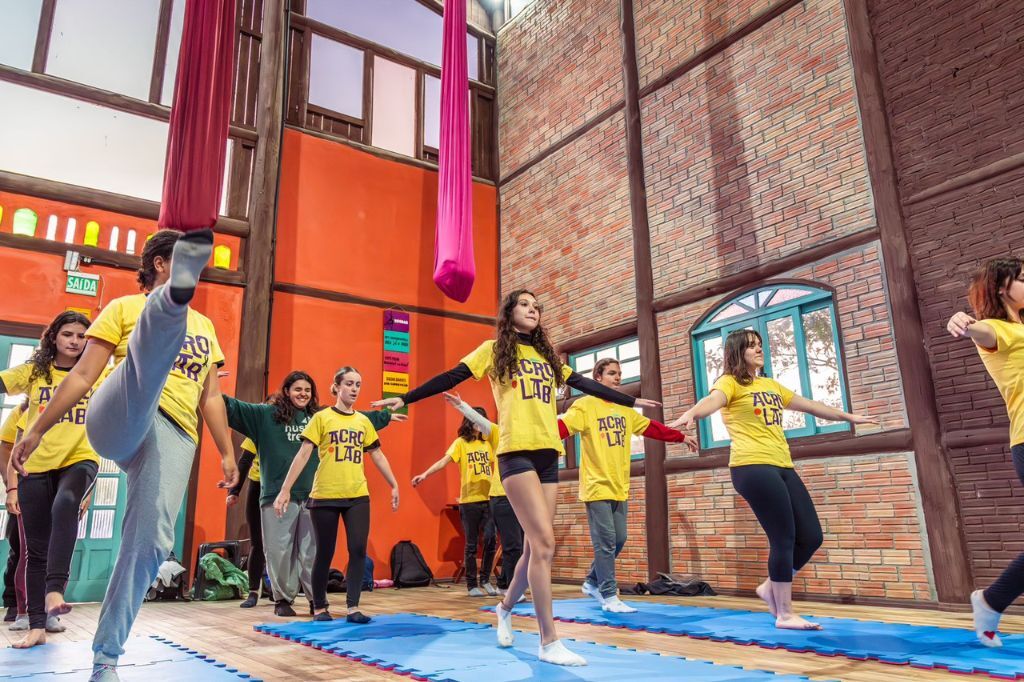 Projeto inédito de acrobacias circenses para adolescentes promove saúde mental em Imbituba