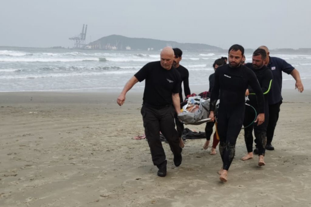 Surfista sofre afogamento na Praia do Porto e é levado ao hospital de helicóptero