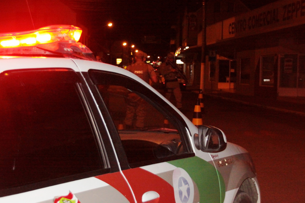 Imagem reprodução - Jovem é flagrado descumprindo ordem judicial durante patrulhamento da PM em Nova Brasília