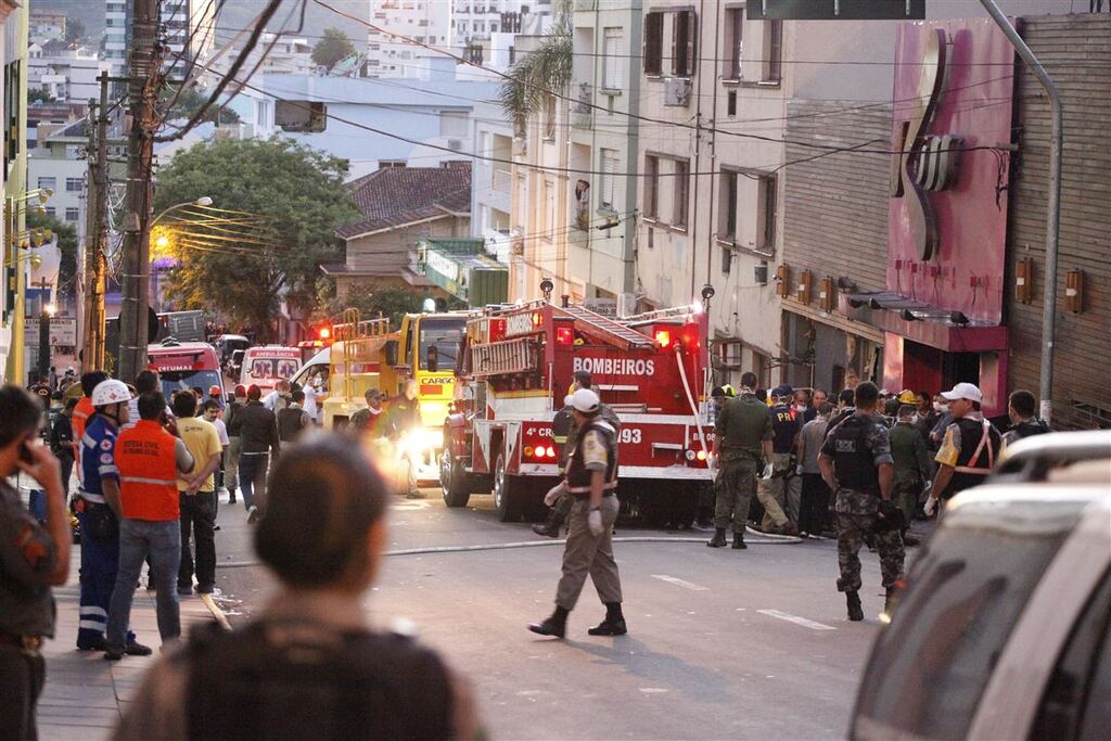 Foto: Germano Rorato (BD, 27/01/2013) - Incêndio em 27 de janeiro de 2013 deixou 242 pessoas mortas e mais de 600 feridos na Kiss. Para a associação de familiares de vítimas, órgãos públicos se omitiram e contribuíram para que a tragédia ocorresse