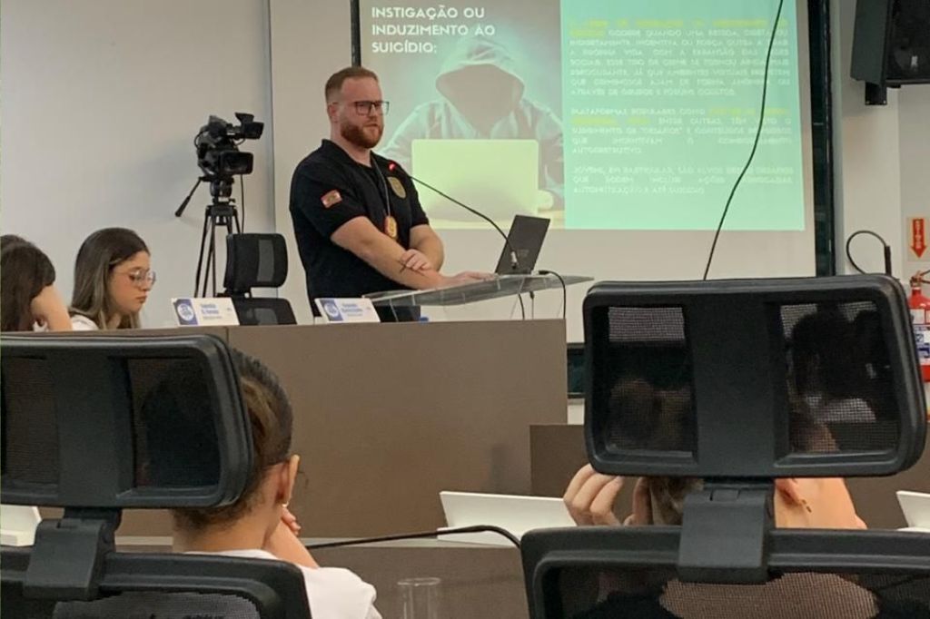 Polícia Civil realiza palestra sobre crimes cibernéticos para adolescentes em Imbituba